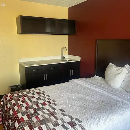 Red Roof Inn & Suites Indianapolis Airport-3